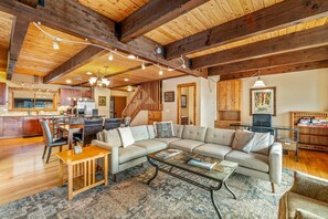 Smart-TV, peis og bøker