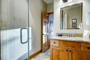 Mountain-themed decor and plaid accents set the stage for your alpine adventure. - FREE EV Charger-2 Car Garage-3 enSuites-W/D-DogsOK (Steamboat Springs)