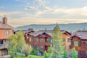A row of wooden cabins with multiple stories, each featuring balconies and large windows. - FREE EV Charger-2 Car Garage-3 enSuites-W/D-DogsOK (Steamboat Springs)