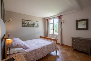 4 chambres, fer et planche à repasser, Wi-Fi, literie fournie