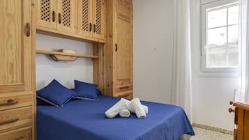 2 dormitorios, tabla de planchar con plancha, ropa de cama