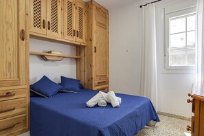 2 habitaciones, tabla de planchar con plancha y ropa de cama 