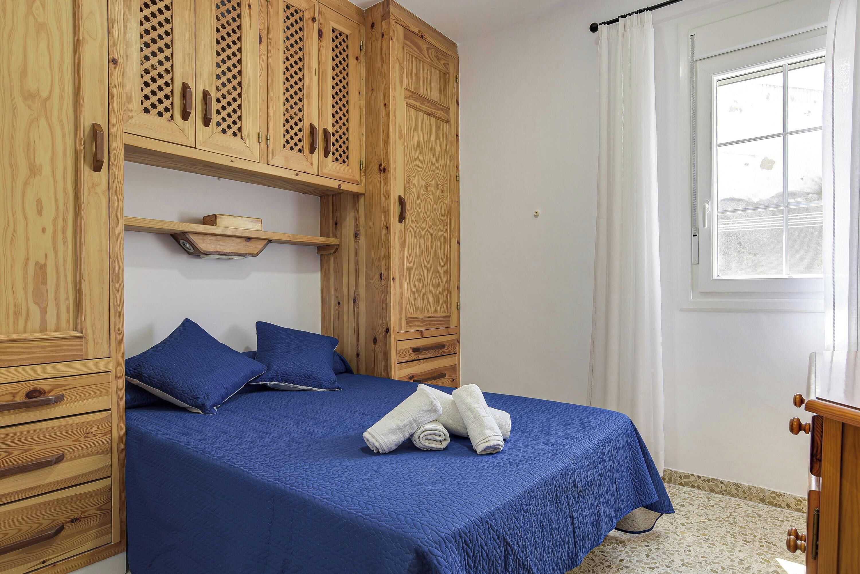 2 bedrooms, iron/ironing board, bed sheets