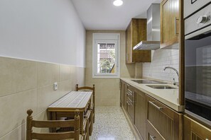 Jääkaappi, mikroaaltouuni, uuni, liesi