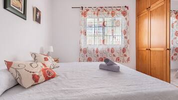 1 dormitorio, tabla de planchar con plancha, wifi gratis y ropa de cama