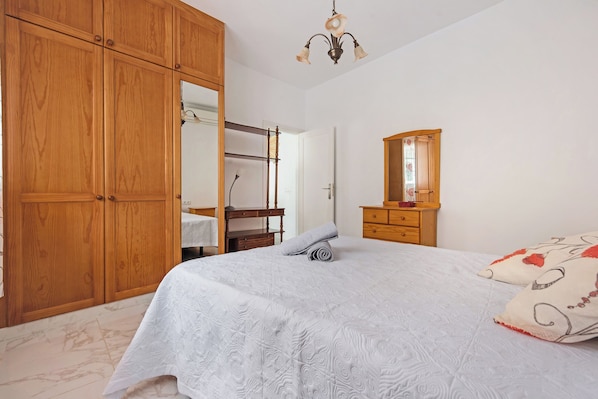 1 slaapkamer, een strijkplank/strijkijzer, gratis wifi, beddengoed