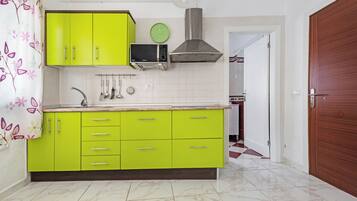 Réfrigérateur, micro-ondes, plaque de cuisson, cafetière/bouilloire