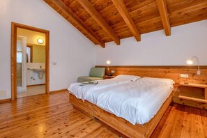 8 bedrooms, iron/ironing board, free WiFi, bed sheets - Chalet 'Agriturismo  Casa Al Campo' with Mountain View, Private Pool and Wi-Fi (Giustino)