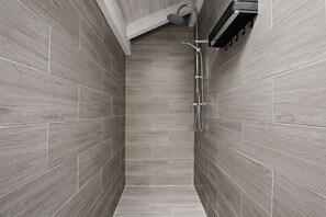 Douche, sèche-cheveux, serviettes fournies
