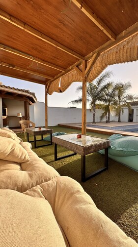 Chalet "Casa Juan Arias" cerca del mar con piscina, aire acondicionado, Wi-Fi, jardín y terraza