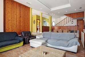 Televisión y chimenea 