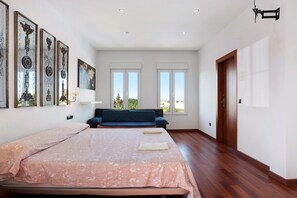 4 bedrooms, free WiFi, bed sheets