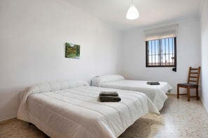 1 habitación, tabla de planchar con plancha, wifi gratis y ropa de cama 