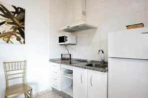 Een koelkast, een microgolfoven, een kookplaat