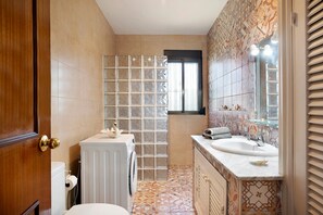 Shower, hair dryer, towels - "Casa Isabel" near the sea with pool, air conditioning, Wi-Fi, garden and terrace (Conil de la Frontera)