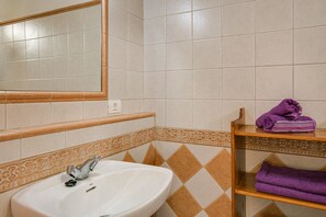 Shower, hair dryer, towels - Holiday Cottage Santa Lucía with Mountain View, A/C, Wi-Fi & Terrace (Santa Lucía de Tirajana)