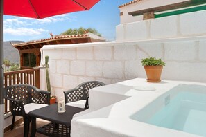 Outdoor dining - Holiday Cottage Santa Lucía with Mountain View, A/C, Wi-Fi & Terrace (Santa Lucía de Tirajana)