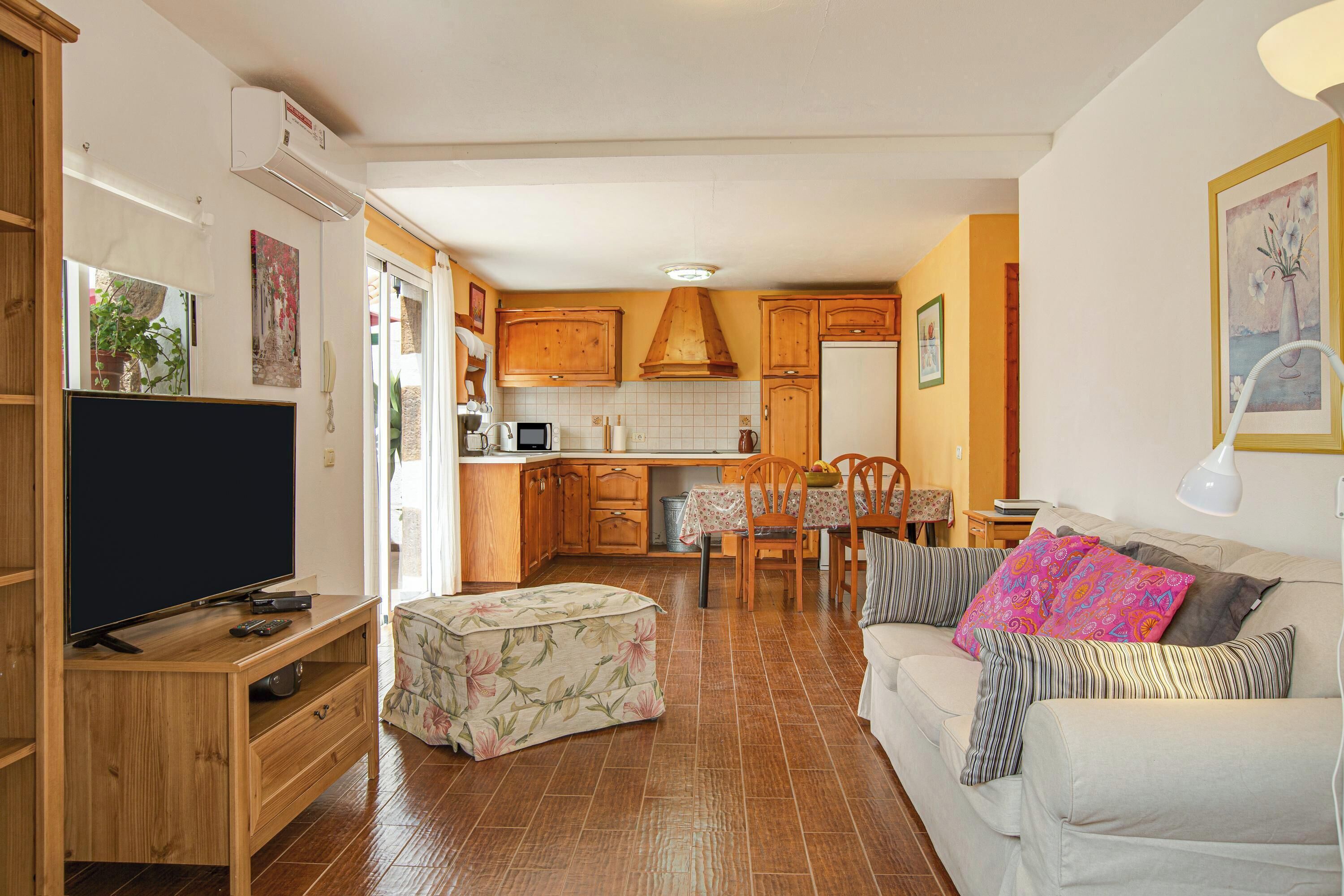 Een televisie, een dvd-speler en een stereo