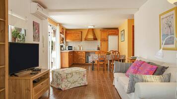 Een televisie, een dvd-speler en een stereo