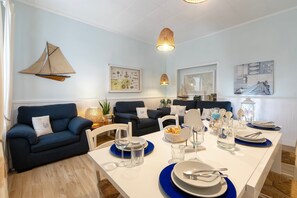 Dining - Vacation Apartment "Appartamento degiorgio8" with Terrace & Wi-Fi (ALGHERO)