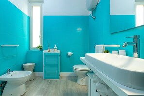 Shower, hair dryer, towels - Vacation Apartment "Appartamento degiorgio8" with Terrace & Wi-Fi (ALGHERO)