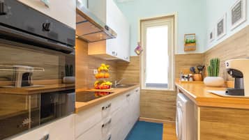 Frigorifero, microonde, forno, piano cottura