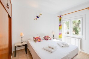 2 bedrooms, iron/ironing board, free WiFi, bed sheets