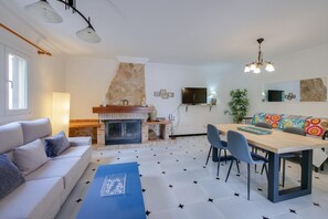 Una televisión, una chimenea