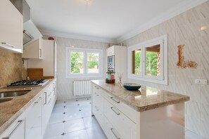 Fridge, microwave, oven, stovetop - Vacation Home "Apartamento Estrella del Mar" with Pool, A/C, Wi-Fi, Balcony, Terrace & Garden (Santanyi)