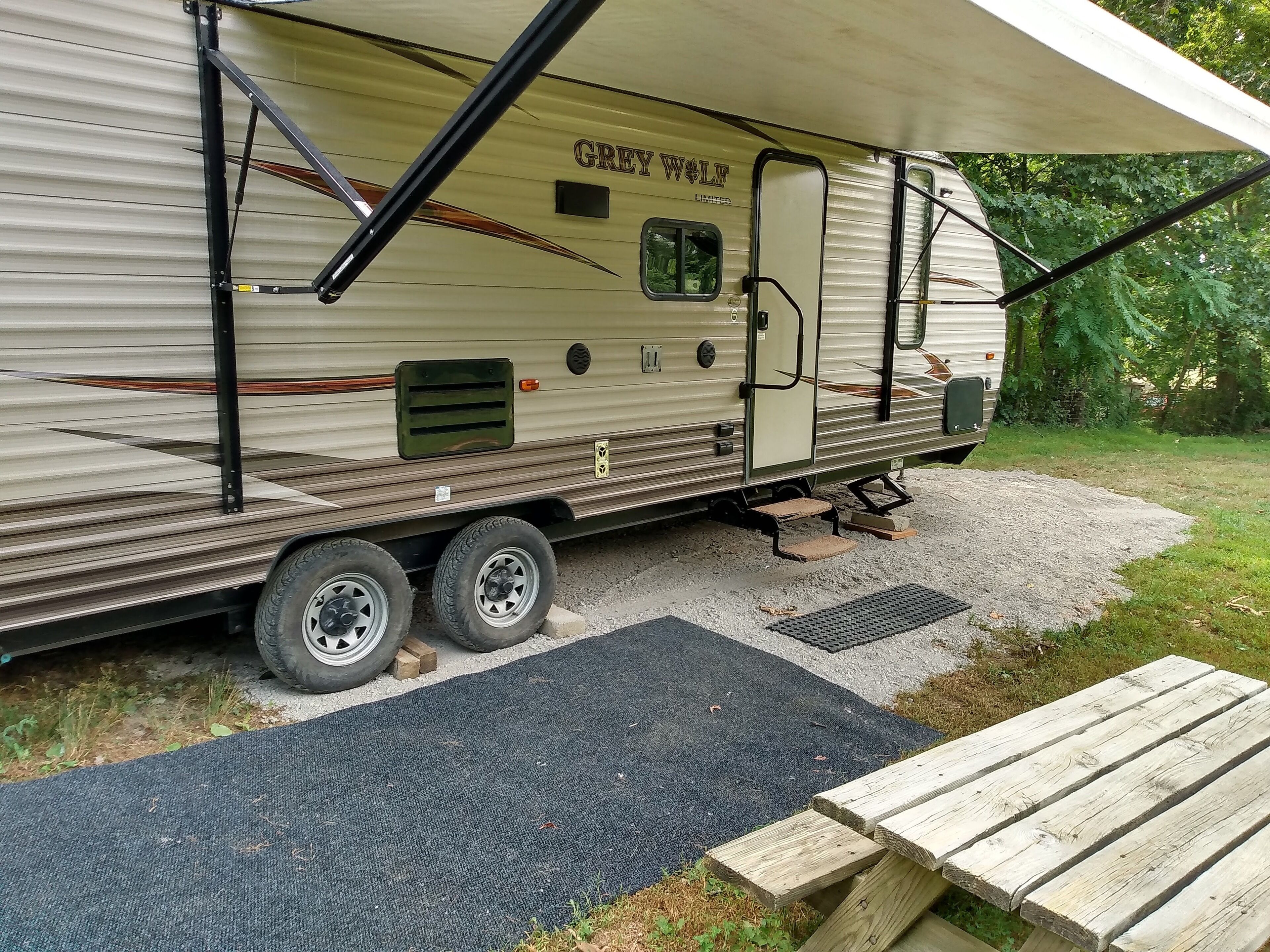 Modern 32' 8-person RV. Book on site or delivered. 