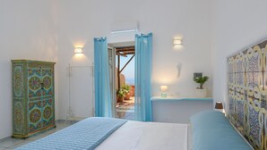 A bedroom with a bed, a wardrobe, a nightstand, a wall-mounted lamp, and a view of the outdoor patio. - Seaside, near the elevator, just a few steps away, and parking available (Positano)