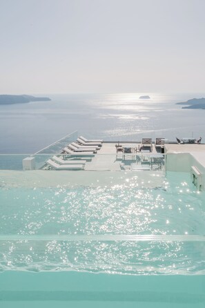 Crystal Deluxe Double with Hot Tub and Caldera View | Beach/ocean view - Apeiron Blue Santorini – Adults Only 14 plus by Apeiron Hotels (Santorini)