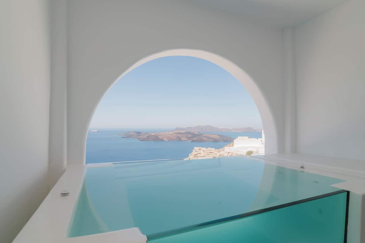 Una piscina infinita con vistas despejadas al mar y a las islas.