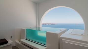 Executive Blue Suite with Hot Tub and Caldera View | Private spa tub