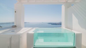 Sunset Crystal Suite with Hot Tub and Caldera View | Private spa tub - Apeiron Blue by Apeiron Hotels (Santorini)