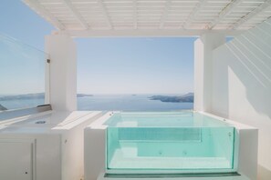 Sunset Crystal Suite with Hot Tub and Caldera View | Private spa tub