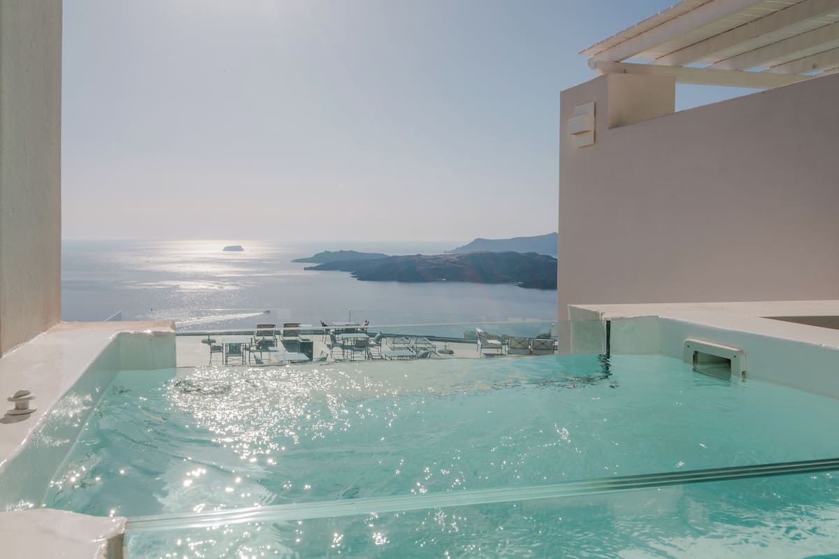 Una piscina infinita en la azotea con vistas despejadas al mar y a islas distantes.