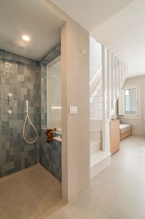 Studiosuite, Whirlpool (Split-level Suite, Caldera View) | Badezimmer | Dusche, Regendusche, Designer-Toilettenartikel, Haartrockner