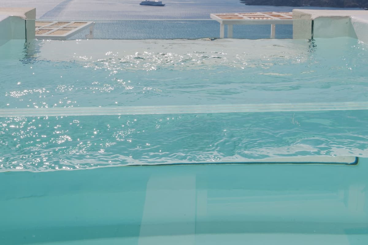 Una piscina infinita con vistas despejadas al mar y a islas distantes.