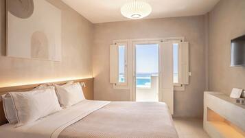 Quarto casal luxo, banheira de imersão (Crystal and Caldera View) | Roupas de cama premium, frigobar, cofres nos quartos