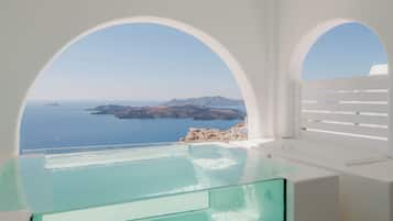 Executive Blue Suite with Hot Tub and Caldera View | Private spa tub