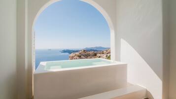 Sunset Suite with Hot Tub and Caldera View | Private spa tub