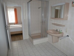 Shower, towels - Koehler Ferienwohnung 1 - Ferienwohnungen Se-koe (Sellin)