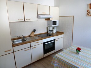 Fridge, microwave, oven, coffee/tea maker - Koehler Ferienwohnung 1 - Ferienwohnungen Se-koe (Sellin)