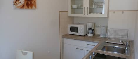 KĂŒhlschrank, Mikrowelle, Wasserkocher mit Kaffee-/Teezubehör
