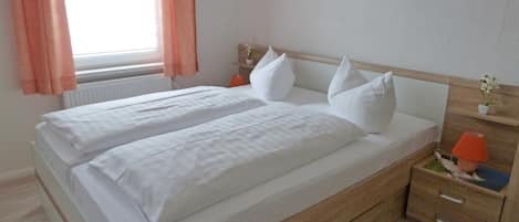 2 Schlafzimmer, Reisekinderbett, WLAN, Bettwäsche