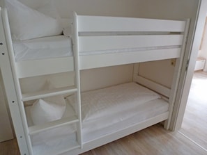 2 bedrooms, travel cot, WiFi, bed sheets