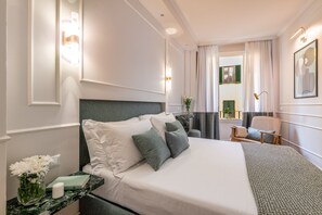 1 camera, una cassaforte in camera, una scrivania, ferro/asse da stiro