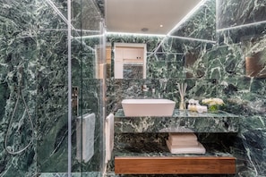 Shower, hair dryer, towels, soap - NEW Pitti Portrait - Amazing View on Palazzo Pitti (Firenze)