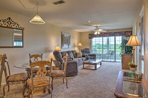 TV, DVD player, books - ‘Champions Retreat’ Condo Near 76 Strip (Branson)